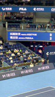 10月1日深夜 中国网球公开赛发生恶意干扰乌克兰选手事件！在女单佩古拉vs科斯秋克的四分之一决赛第一盘，一名俄罗斯男子多次使用俄语对乌克兰选手科斯秋克恶意嘲讽大声干扰，最后在裁判要求下退场，（该俄男子两小时前，对波兰选手斯瓦泰克也一直大声干扰