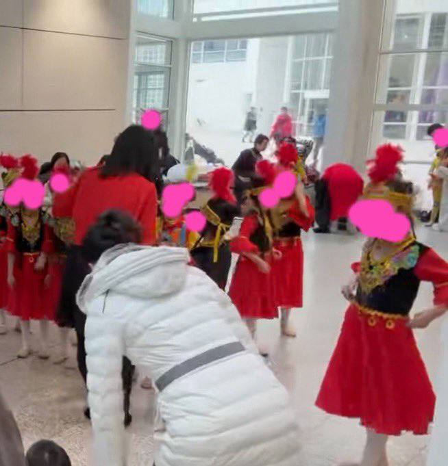 中方在荷兰海牙市政厅举办春节庆祝会，有汉族小朋友穿上维族服装跳少数民族舞蹈