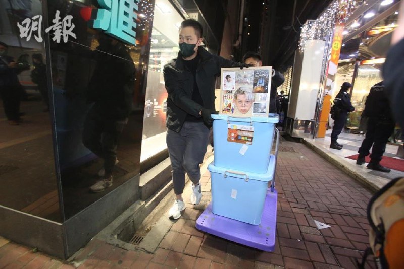 香港警方国安处今天晚上派出大批警员与海关人员联合搜查名为“隐世市集”的临时市集搬走大批货物作为证物（图2 图3）其中包含一本记载香港2019年抗争历史的刊物（图1）有摊档因此被一扫而空（图4）有6人被捕，警方称为“反政府组织成员”警方给出的理由是刊物涉嫌宣扬港独 煽动颠覆中央及香港政府 煽动暴力 唆使违法等等衣服等物品上印的图案与字句美化暴力 反政府By
