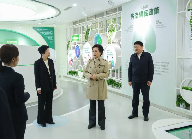 彭丽媛教授要像江青同志那样出来参政了近日，世界卫生组织结核病/艾滋病防治亲善大使彭丽媛在湖南长沙雨花区洞井街道，调研基层结核病防治工作