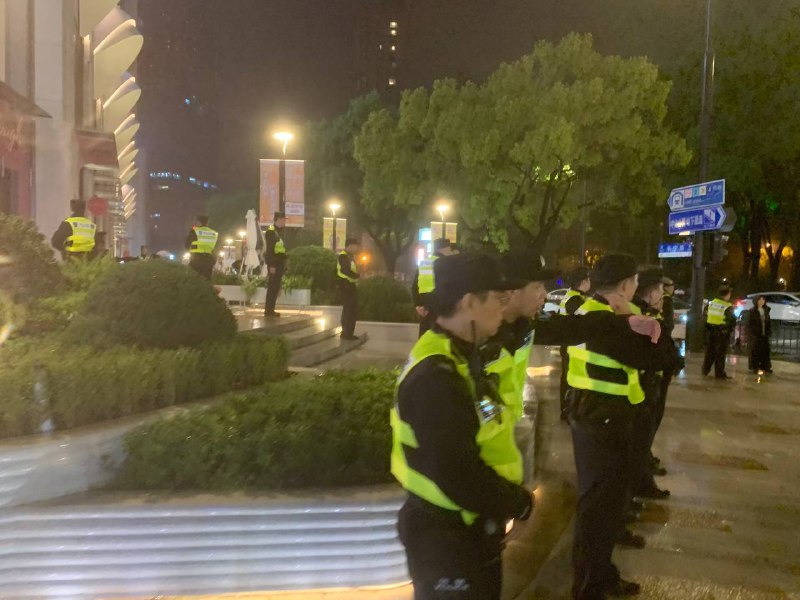 实施“万圣节戒严”后，年轻人已经组织起来了如果中共惹翻了年轻人，是不好办的#万圣节革命实施“万圣节戒严”后，年轻人已经组织起来了如果中共惹翻了年轻人，是不好办的#万圣节革命