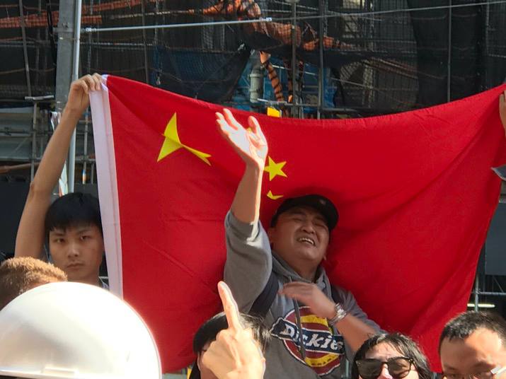 今天，约三百小战狼现身多伦多的撑香港反暴政集会撒野……撑香港的民众约有一千人双方口号和歌声此起彼伏场面暴烈几度发生冲突……战狼们一如既往唱着“我们冒着敌人的炮火前进前进前进进”撑香港的民众则以加拿大国歌回应后来居然有小战狼开着豪车到场捣乱被警方驱离……小战狼你们使劲表现吧……👤 来自