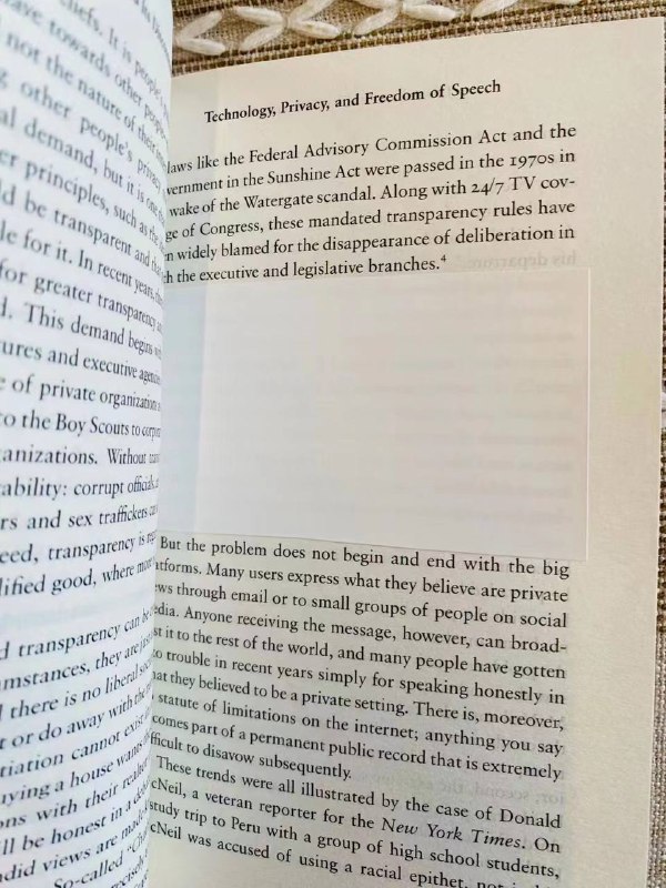有读者反映在中国购买外文书Liberalism and Its Discontents有一段整段被贴纸遮盖原文（见图二）描述中国政府掌握民众隐私，但同时指出民主国家由互联网巨头掌握民众隐私By