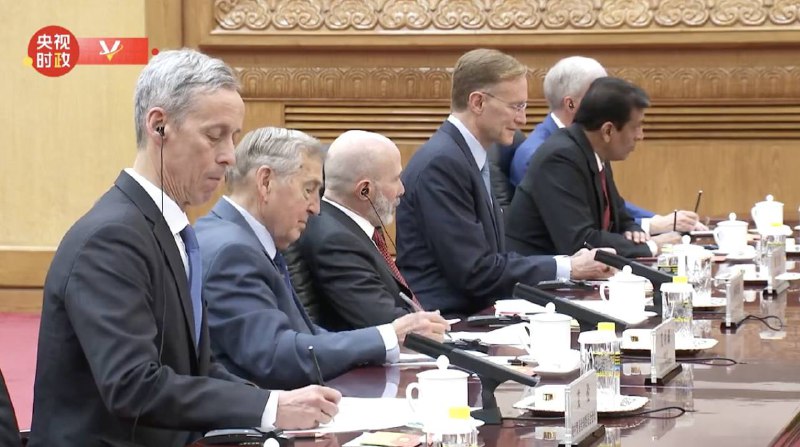 听取习主席讲话，洋人认真记笔记前情提要