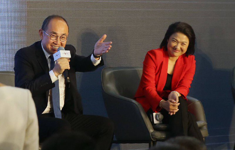 从2013年开始，这对夫妻就开始抛售在中国持有的资产，而每年的大半时间都呆在美国，他们慷慨地向哈佛大学和耶鲁大学提供捐款