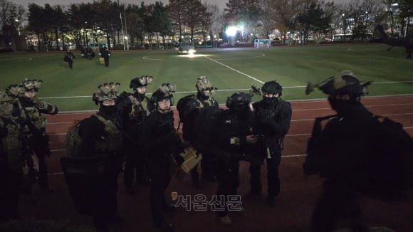 韩国士兵、坦克和直升机进入国会，或上演当代六四事件韩国士兵、坦克和直升机进入国会，或上演当代六四事件