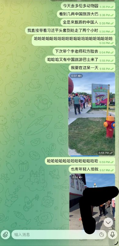 今天去多伦多动物园景点玩，看到几个中国大巴，下来了一堆中国游客，我带着习近平头套在人群里到处走🗿…老钟一下大巴看到我的车上的习近平大头贴全都集体石化🗿 大家要怎么都躲着我（也有年轻人嘻嘻哈哈拍照👤 来自