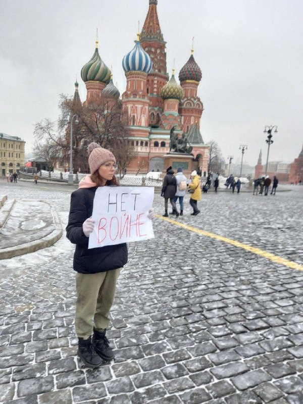 莫斯科，一位勇敢的年轻女子带着“拒绝战争”的海报前往红场，被警察盘查