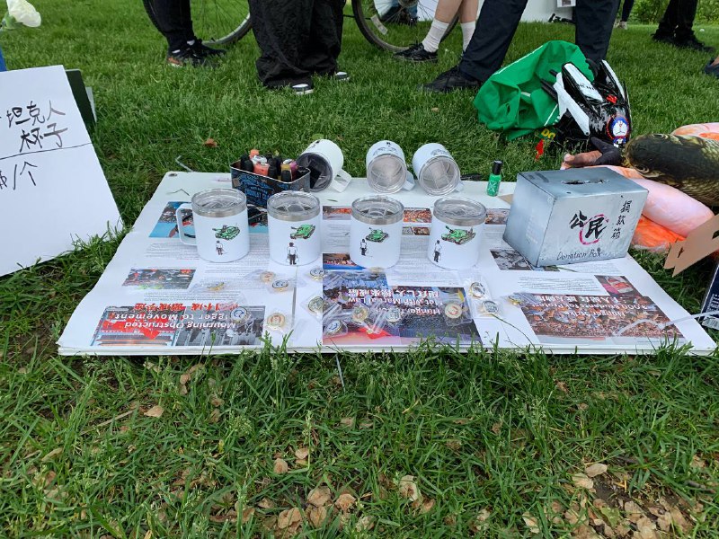 多伦多大学内的64纪念活动，我们在这个展位义卖指甲油涂的坦克人杯子，所有收入都会捐掉，方脸也在帮忙上色，今年反响很好卖出了一大半，欢迎明年继续光顾👀众筹反共，冲鸭👤 来自