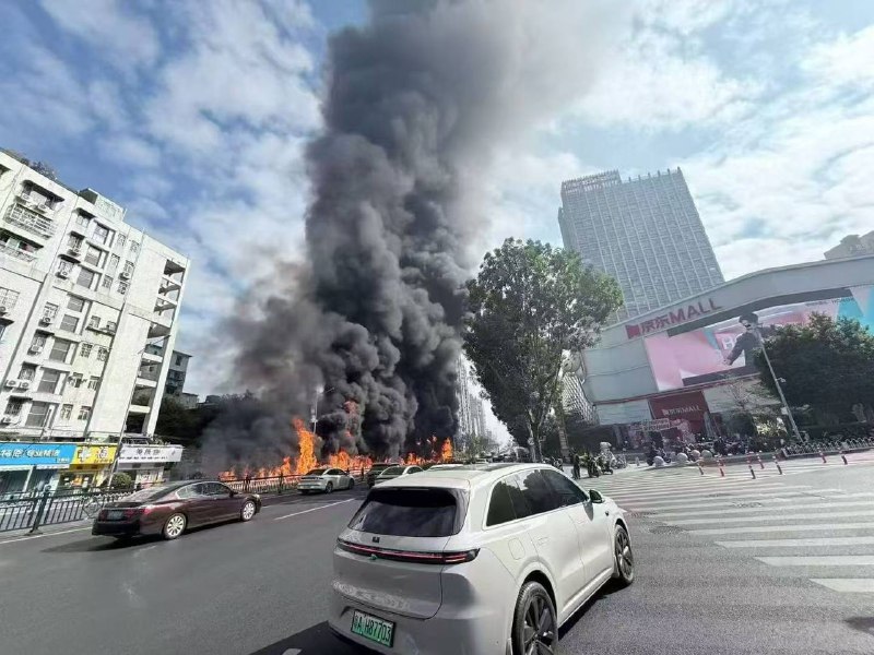 12月1日上午 广州工业大道一辆疑似运载危险品车辆起火，火势非常猛烈🕶️ 匿名投稿12月1日上午 广州工业大道一辆疑似运载危险品车辆起火，火势非常猛烈🕶️ 匿名投稿