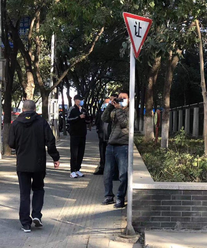 因为其他独立候选人都被警察堵在家里，有的商量着旅游，有的商量着拆迁