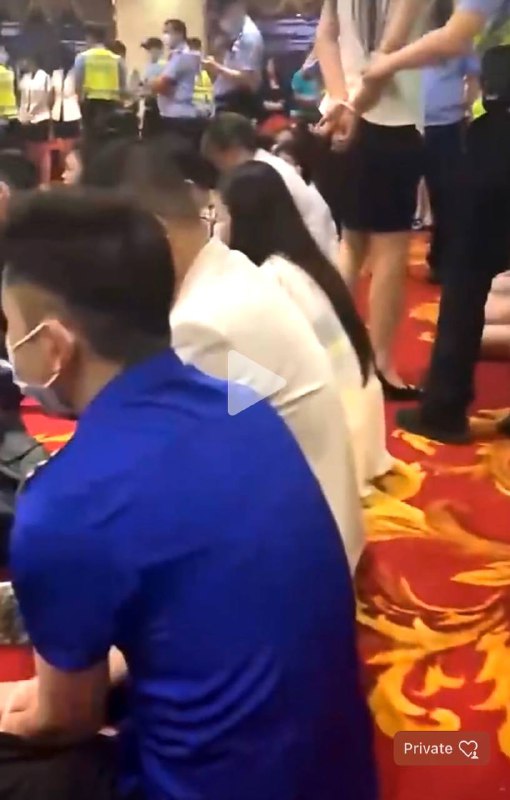 广东 很多警察去一家大酒店里“扫黄打黑” 女的像牲畜一样被绑起来 男屌只是席地而坐By