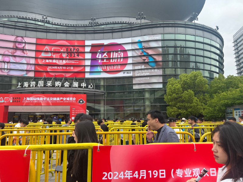 禁止爱情动作片，老中只能靠情趣玩具拯救了😅（最后一张是乌克兰总统泽连斯基❓）禁止爱情动作片，老中只能靠情趣玩具拯救了😅（最后一张是乌克兰总统泽连斯基❓）