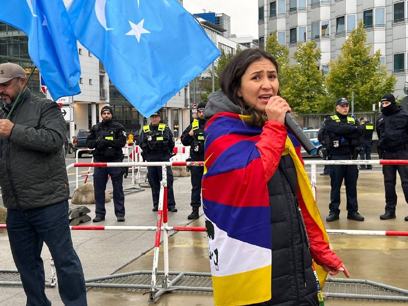 📍德国柏林 中国大使馆门外⏱️十月一日下午别看你今天闹得欢你明天闹更欢！感谢记者苏雨桐推特发布现场图片📍德国柏林 中国大使馆门外⏱️十月一日下午别看你今天闹得欢你明天闹更欢！感谢记者苏雨桐推特发布现场图片