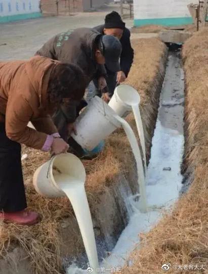 习近平领导下的社会主义中国，怎么能允许这种违背核心价值观的倒牛奶行为呢？建议严惩！By