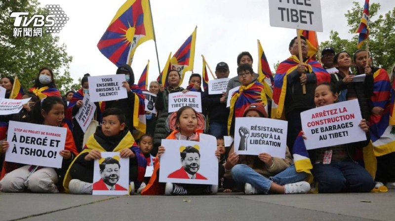 爱国华侨组织 爱心团 在巴黎集会欢迎习大大到访法国🇫🇷爱国华侨组织 爱心团 在巴黎集会欢迎习大大到访法国🇫🇷
