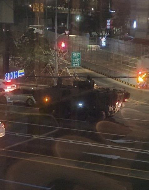 韩国士兵、坦克和直升机进入国会，或上演当代六四事件韩国士兵、坦克和直升机进入国会，或上演当代六四事件