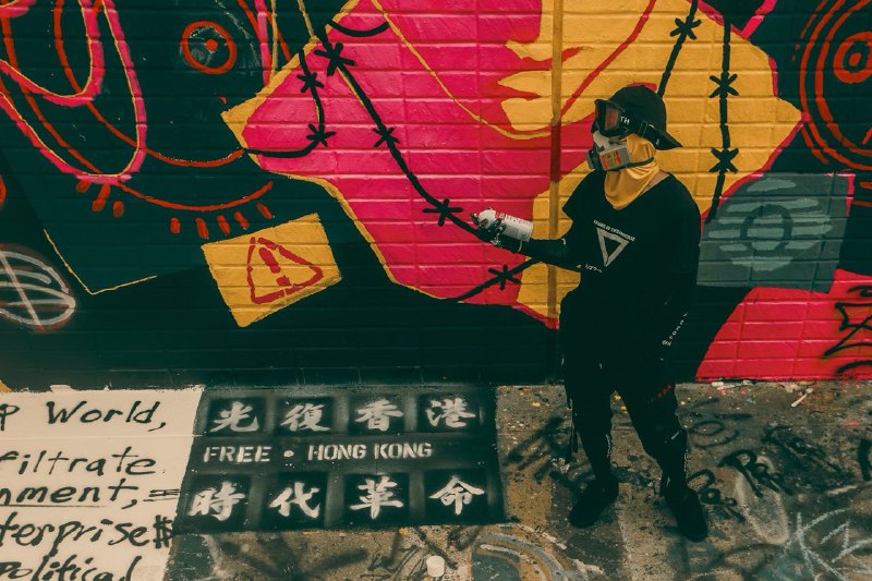 我们在洛杉矶Downtown做了个涂鸦！左边是香港社群朋友设计的图案，画的是未来香港的监控和侵犯自由；右边是中国社群朋友设计的图案，打破屏蔽与监控，重新发现坦克人