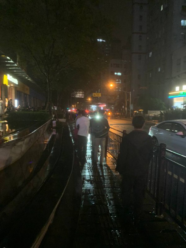 现场有人被带进公安局，警察带着几个人走#万圣节革命 #不给民主就搞怪现场有人被带进公安局，警察带着几个人走#万圣节革命 #不给民主就搞怪