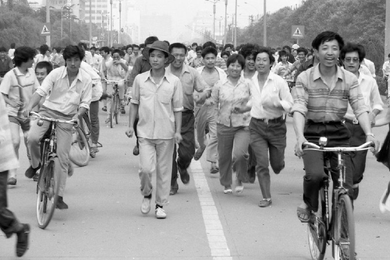 #辱华反华分子介绍380 成都1989反革命集团1989年春天，在成都市中心的天府广场，一些学生聚集在毛主席塑像前举行抗议活动