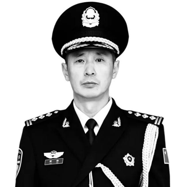 悼念牺牲的民警田所浩