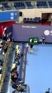 10月1日深夜 中国网球公开赛发生恶意干扰乌克兰选手事件！在女单佩古拉vs科斯秋克的四分之一决赛第一盘，一名俄罗斯男子多次使用俄语对乌克兰选手科斯秋克恶意嘲讽大声干扰，最后在裁判要求下退场，（该俄男子两小时前，对波兰选手斯瓦泰克也一直大声干扰