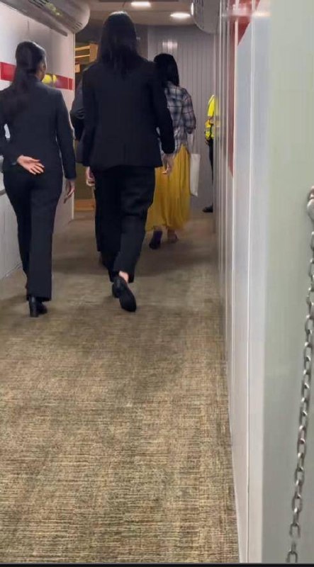 某中国小仙女飞机起飞时要上厕所大闹新加坡航班辱骂乘务人员砸厕所门逼停回国航班，起飞时间延误1小时26分钟，下飞机后被移交新加坡警察部队#呼叫吴京某中国小仙女飞机起飞时要上厕所大闹新加坡航班辱骂乘务人员砸厕所门逼停回国航班，起飞时间延误1小时26分钟，下飞机后被移交新加坡警察部队#呼叫吴京