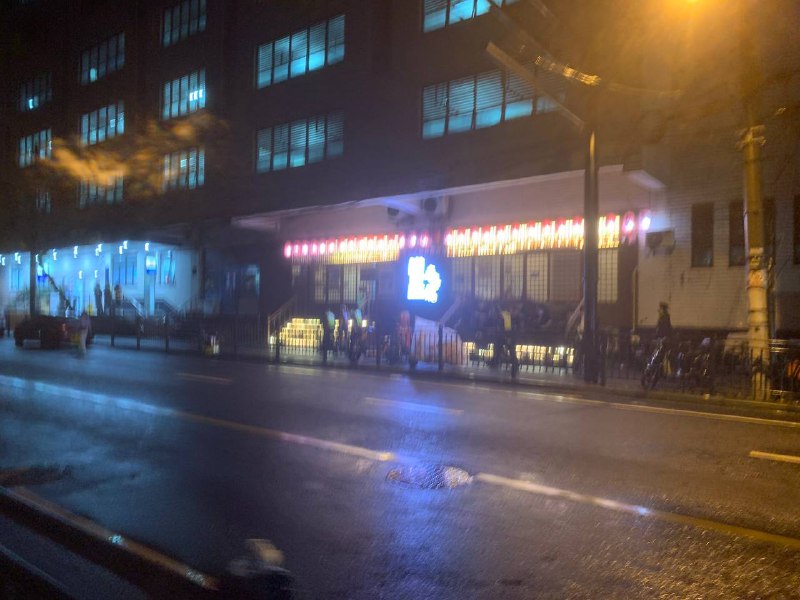 现场有人被带进公安局，警察带着几个人走#万圣节革命 #不给民主就搞怪现场有人被带进公安局，警察带着几个人走#万圣节革命 #不给民主就搞怪