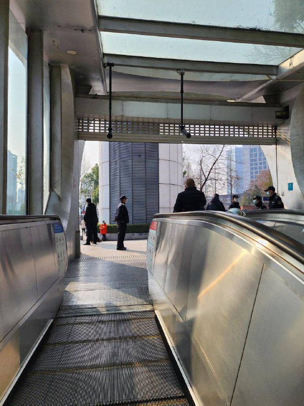 2月15日 湖北武汉轨道交通2号线 中山公园站已经不停了该站滞留乘客出站在检查手机老人🧓 维稳👮 拥挤聚集消息来源