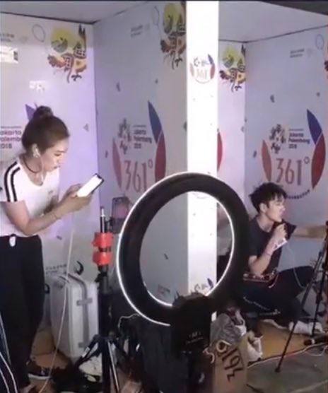 2018年3月，李佳琦和薇娅蹲在各自的小隔间里直播带货，现场还有几十个和他俩一样的小主播，都抱着忐忑的成名梦想对着手机滔滔不绝