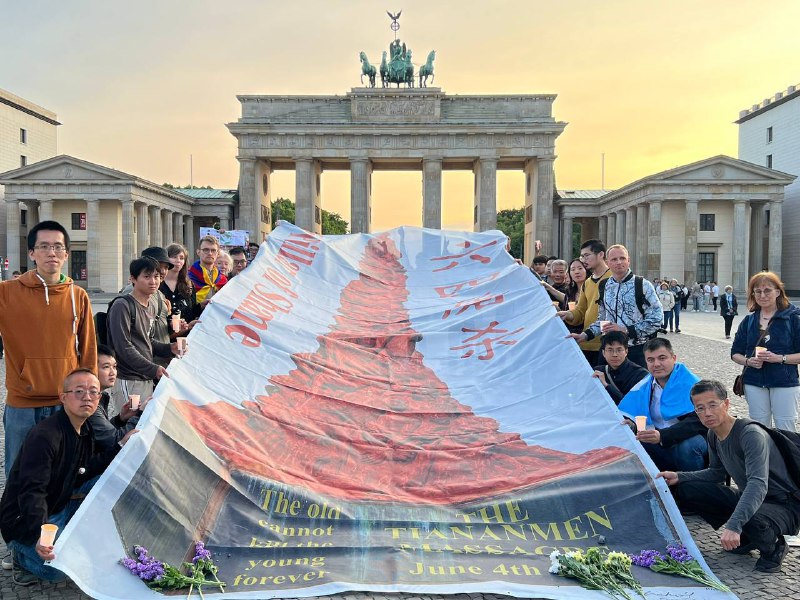强烈谴责北约部队在柏林天安门广场的暴行！