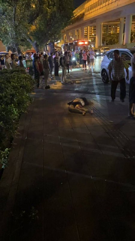 9月2日晚上，广州市海珠区工业大道发生汽车撞人事件，小车在右侧单车道加速直撞，现场多人受伤倒地🕶️ 匿名投稿#世界上最安全的国家9月2日晚上，广州市海珠区工业大道发生汽车撞人事件，小车在右侧单车道加速直撞，现场多人受伤倒地🕶️ 匿名投稿#世界上最安全的国家