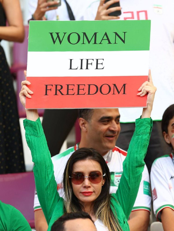 世界杯英格兰vs伊朗，伊朗球员集体拒绝唱国歌，台下许多伊朗球迷也都举牌为伊朗女性发声