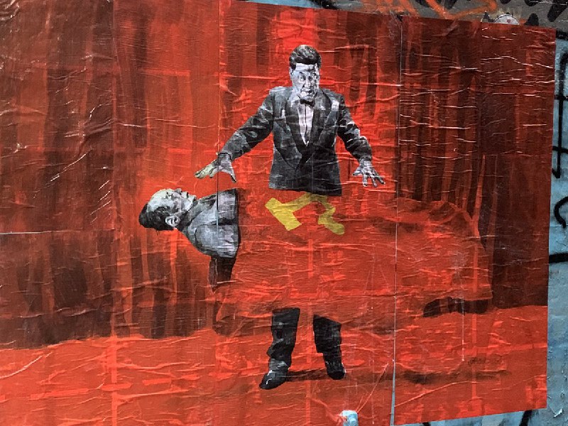 巴丢草在曼哈顿的最新创作，“习近平为毛尸招魂”