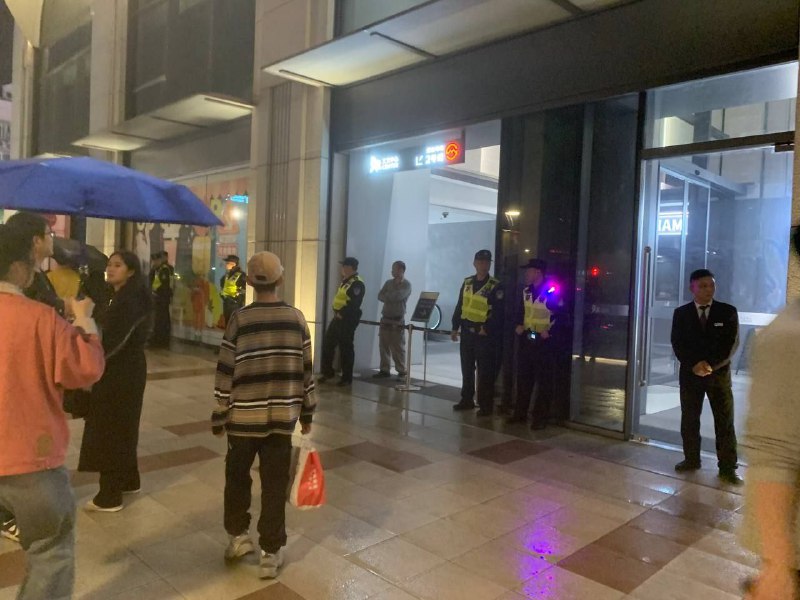 实施“万圣节戒严”后，年轻人已经组织起来了如果中共惹翻了年轻人，是不好办的#万圣节革命实施“万圣节戒严”后，年轻人已经组织起来了如果中共惹翻了年轻人，是不好办的#万圣节革命