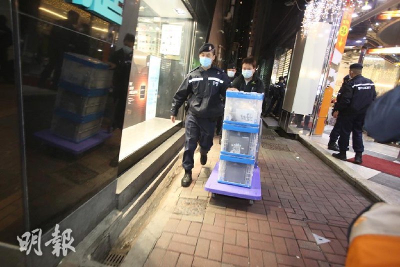 香港警方国安处今天晚上派出大批警员与海关人员联合搜查名为“隐世市集”的临时市集搬走大批货物作为证物（图2 图3）其中包含一本记载香港2019年抗争历史的刊物（图1）有摊档因此被一扫而空（图4）有6人被捕，警方称为“反政府组织成员”警方给出的理由是刊物涉嫌宣扬港独 煽动颠覆中央及香港政府 煽动暴力 唆使违法等等衣服等物品上印的图案与字句美化暴力 反政府By