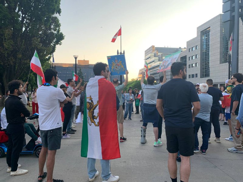 依旧是多伦多北约克广场，伊朗人的游行在呼吁击杀哈梅内衣👙 （十几天前的我线下64纪念活动也是在这个广场👤 来自