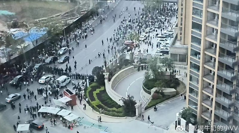 4月1日，成都成华区华侨城壹号发生大规模民众冲突