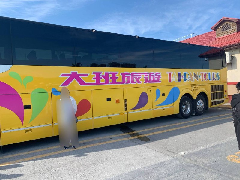 今天去多伦多动物园景点玩，看到几个中国大巴，下来了一堆中国游客，我带着习近平头套在人群里到处走🗿…老钟一下大巴看到我的车上的习近平大头贴全都集体石化🗿 大家要怎么都躲着我（也有年轻人嘻嘻哈哈拍照👤 来自