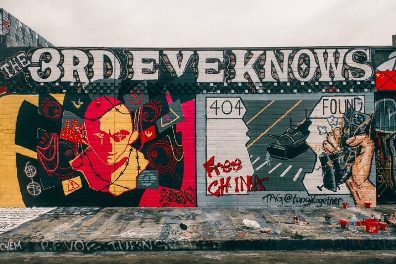 我们在洛杉矶Downtown做了个涂鸦！左边是香港社群朋友设计的图案，画的是未来香港的监控和侵犯自由；右边是中国社群朋友设计的图案，打破屏蔽与监控，重新发现坦克人