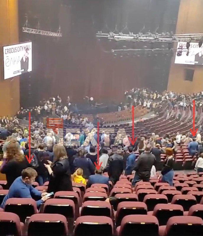 多名蓝衣蓝裤俄情报人员出现在莫斯科音乐会惨剧现场有记者分析了克洛库斯市政厅恐怖袭击的镜头，发现在恐怖袭击最血腥事件发生的音乐厅里，有几个人穿着相似，穿着蓝色衣服和牛仔裤