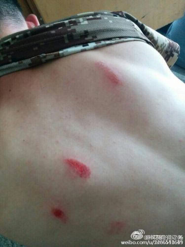 穷傻逼你妈在路上被200条狗同时插爆b，流的满路黑紫色的血，还有你妈烂掉的半边b，你妈老臭屄爬着到路边几顿狗屎里拿着一根根比你短小的像针一样的b粗数万倍的狗屎，一根根塞下你妈那烂得像马蜂窝的半边b里，才剩下满脑子屎的狗头人身的杂种，那个人就是你飞妈呢——侯聚森 今年7月22日是爱党青年侯聚森少佐被习脑后在网站上通过在互联网瞎骂高强度维护中共政权及其党魁习包子，随后被正义人士甩棍开瓢的第十年