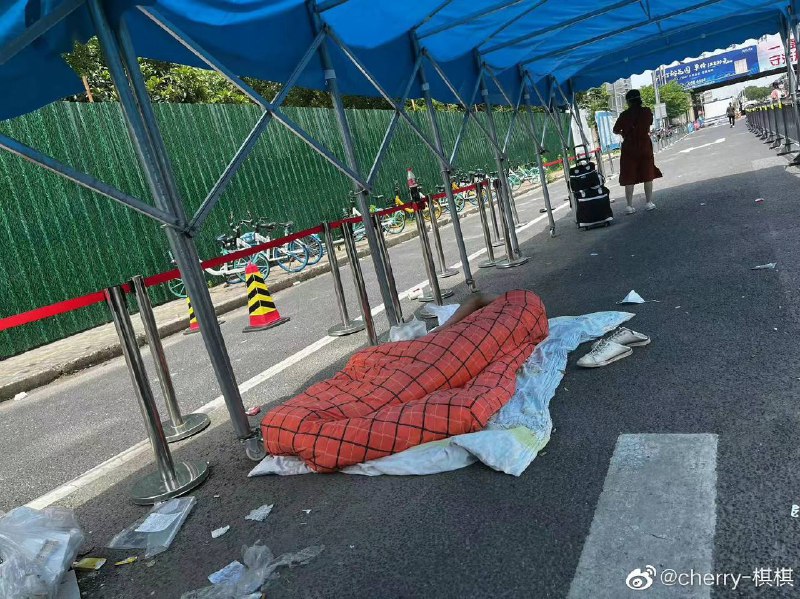 习近平管理下的中国，给人民上铁丝网、阻止交流流动，比封建时代都不如