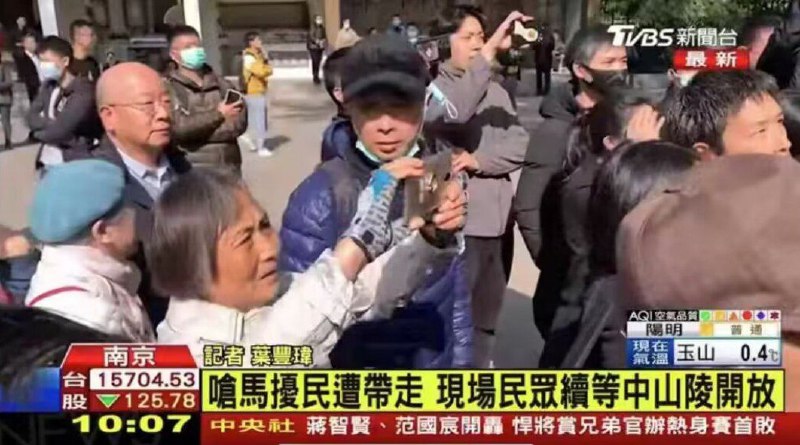 两三百位民众星期二（3月28日）早上来到南京中山陵，希望能见到台湾前总统马英九，但多数人都被挡在陵园门外