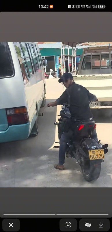 山东一男子的摩托车被
