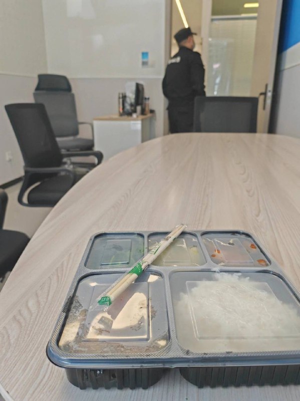 最终，小编我因为在社交平台发布大量反华言论后被公安发现后打电话抓到了派出所接受制裁....... 审讯开头，警察叔叔先问“吃饭了吗”，我说“没吃吶”然后警察拿出一盒盒饭让我先吃饭再接受调查