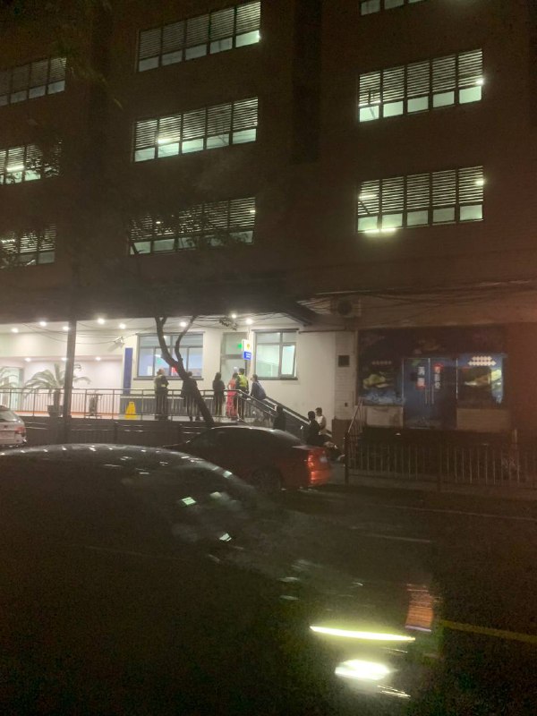 现场有人被带进公安局，警察带着几个人走#万圣节革命 #不给民主就搞怪现场有人被带进公安局，警察带着几个人走#万圣节革命 #不给民主就搞怪