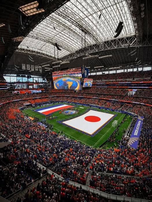 美国10万人以上的巨型球场有8个，中国0个