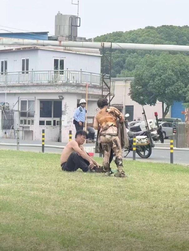 苏州化工场发爆炸，现场扬起白色蘑菇云，能闻到刺鼻化学品味道
