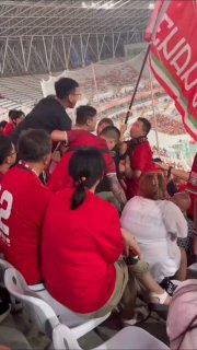 撈翔打撈翔！ 恁說嘞中不中？ 本週足協盃山東vs河南，遠徵軍河南人在客隊看台區大打出手，只因前排扛大旗的擋住後排看球視線😹By